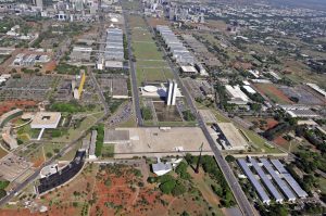 A Praça dos Três Poderes, em Brasília, abriga as sedes dos três poderes da República: o Palácio do Planalto (Executivo), o Congresso Nacional (Legislativo) e o Supremo Tribunal Federal (STF, o Judiciário)