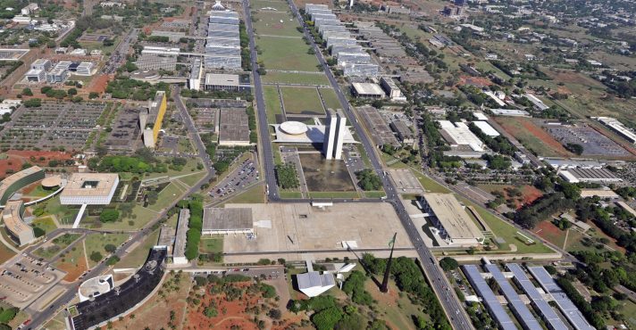A Praça dos Três Poderes, em Brasília, abriga as sedes dos três poderes da República: o Palácio do Planalto (Executivo), o Congresso Nacional (Legislativo) e o Supremo Tribunal Federal (STF, o Judiciário)