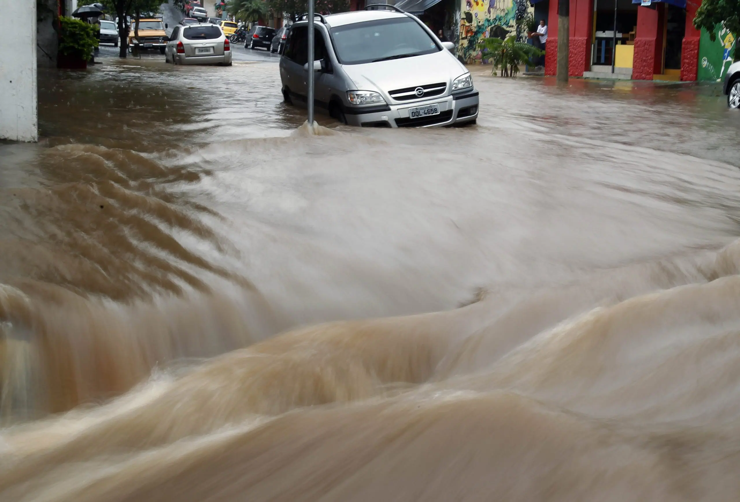 Frente fria traz tempestades para o Sudeste