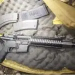 A Polícia Militar encontrou três fuzis dentro de mochilas em um terreno na rua Guilherme Lino dos Santos, cerca de sete quilômetros do Aeroporto de Guarulhos | Foto: Divulgação/PMSP