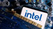 Um smartphone com o logotipo da Intel é colocado na placa-mãe de um computador, nesta ilustração tirada em 6 de março de 2023 | Foto: Dado Ruvic/Reuters