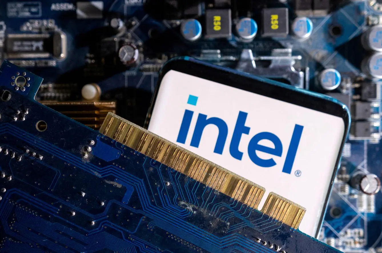 Um smartphone com o logotipo da Intel é colocado na placa-mãe de um computador, nesta ilustração tirada em 6 de março de 2023 | Foto: Dado Ruvic/Reuters