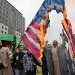 Iranianos queimam uma bandeira dos EUA durante o 45º aniversário da expulsão dos EUA do Irã, em Teerã - 3/11/2024 | Foto: Majid Asgaripour/Wana/Reuters