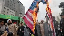 Iranianos queimam uma bandeira dos EUA durante o 45º aniversário da expulsão dos EUA do Irã, em Teerã - 3/11/2024 | Foto: Majid Asgaripour/Wana/Reuters