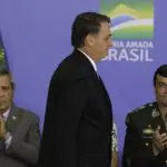 O presidente Jair Bolsonaro durante cerimônia com o ministro da Defesa, Braga Neto, e o comandante do Exército, Paulo Sérgio Nogueira