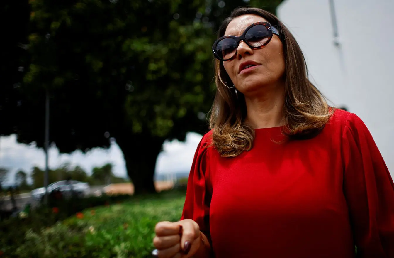 A primeira-dama, Janja, conversa com jornalistas em frente ao Palácio da Alvorada, enquanto o presidente Luiz Inácio Lula da Silva se recuperava de um ferimento na cabeça - 23/10/2024 | Foto: Adriano Machado/Reuters