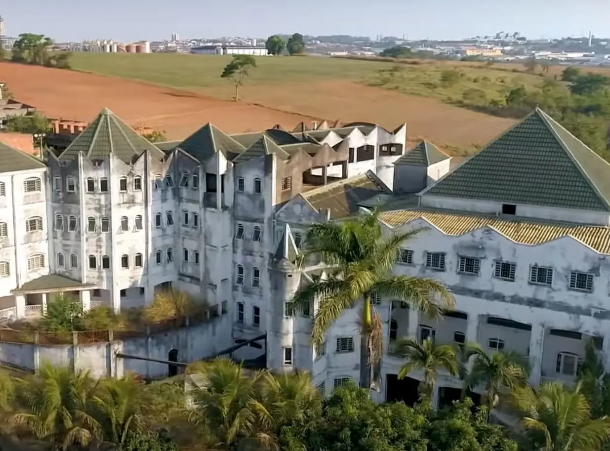 O cantor, falecido em março de 2015, não viu a conclusão do castelo | Foto: Reprodução/YouTube