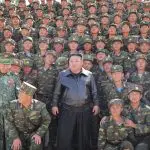 Kim Jong-un posa junto ao Exército norte-coreano | Foto: Divulgação/KCNA
