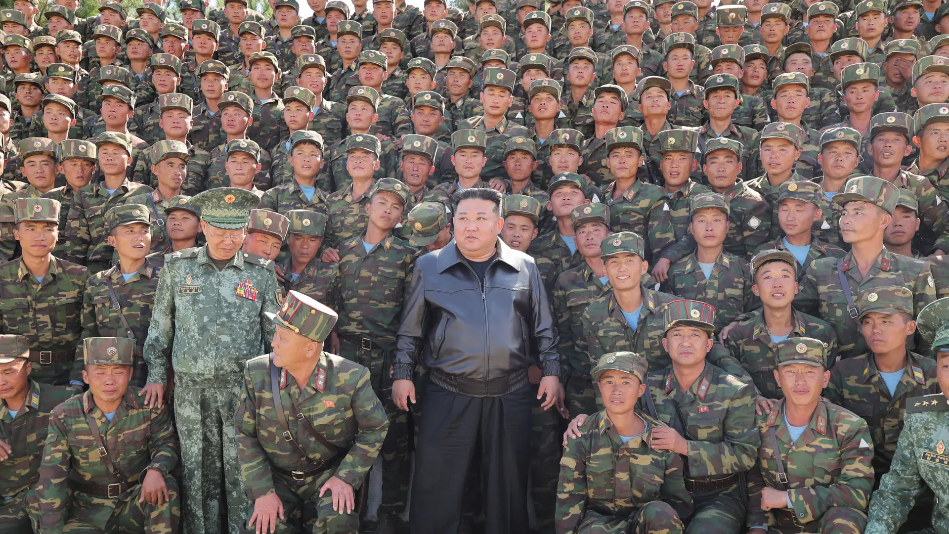 Kim Jong-un posa junto ao Exército norte-coreano | Foto: Divulgação/KCNA