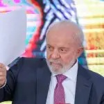 Janja estava presente durante o discurso de Lula; no decorrer da fala, ela manteve uma expressão serena e sorridente | Foto: Fabio Rodrigues-Pozzebom/Agência Brasil