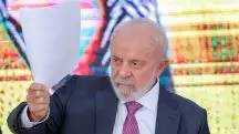 Janja estava presente durante o discurso de Lula; no decorrer da fala, ela manteve uma expressão serena e sorridente | Foto: Fabio Rodrigues-Pozzebom/Agência Brasil