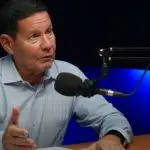 O atual senador e ex-vice-presidente Hamilton Mourão durante o seu podcast 'Bom dia, Mourão' | Foto: Reprodução/YouTube