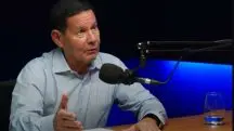 O atual senador e ex-vice-presidente Hamilton Mourão durante o seu podcast 'Bom dia, Mourão' | Foto: Reprodução/YouTube