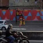 Rio de Janeiro coloca muros para tampar favelas de autoridades do G20