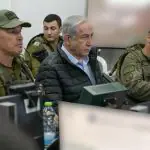 Policiais israelenses da unidade Lahav 433 durante processo de investigação no gabinete de Benjamin Netanyahu: informações sigilosas sobre a guerra no Oriente Médio | Foto: Reprodução/Twitter/X