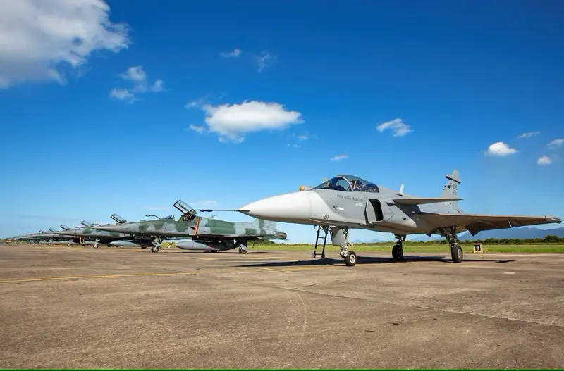 O F-39 Gripen E ao lado dos F-5M da Força Aérea Brasileira; aeronaves estarão no Cruzex