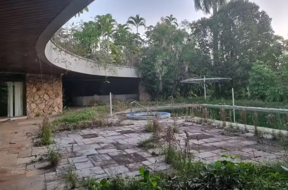 Uma mansão que era de Pelé, no Guarujá, litoral de São Paulo, está abandonada há mais de um ano | Foto: Reprodução/Redes sociais