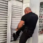 Policial arromba porta da sede da Mancha Alvi Verde | Foto: Divulgação/SSP