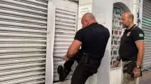 Policial arromba porta da sede da Mancha Alvi Verde | Foto: Divulgação/SSP