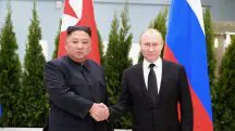 Presidente da Rússia, Vladimir Putin (dir.) e ditador da Coreia do Norte, Kim Jong-un (esq.)
