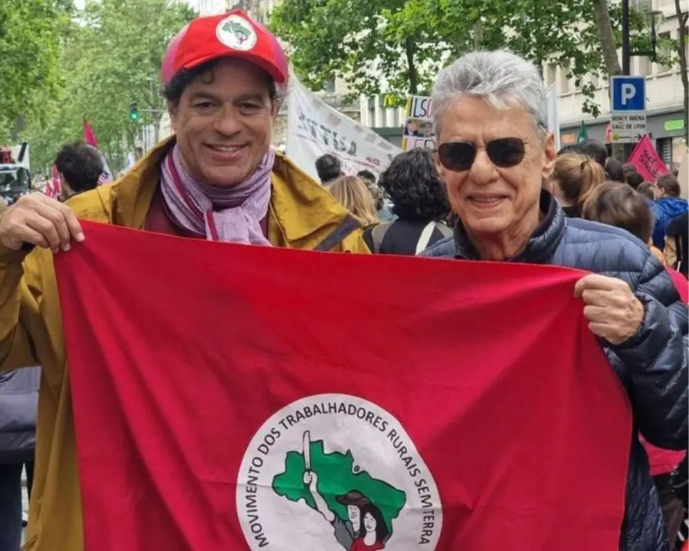 Raí e Chico Buarque em comício da esquerda em Paris, na França | Foto: Reprodução/Redes sociais