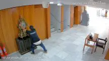 A destruição ocorreu quando Antônio Cláudio Alves Ferreira, um militante de 32 anos, arremessou o relógio ao chão | Foto: Divulgação/Planalto