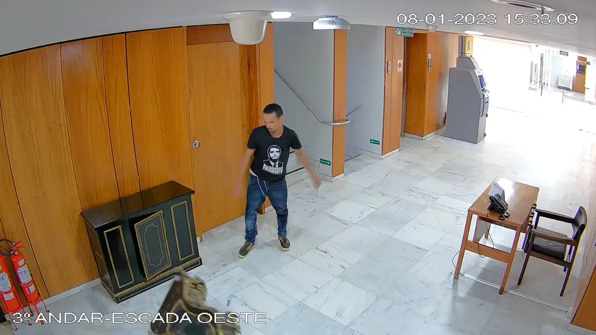 m depoimento, o vândalo se disse consciente de que estava sendo filmado e alegou que sua ação foi motivada pela reação dos órgãos de segurança | Foto: Divulgação/Planalto