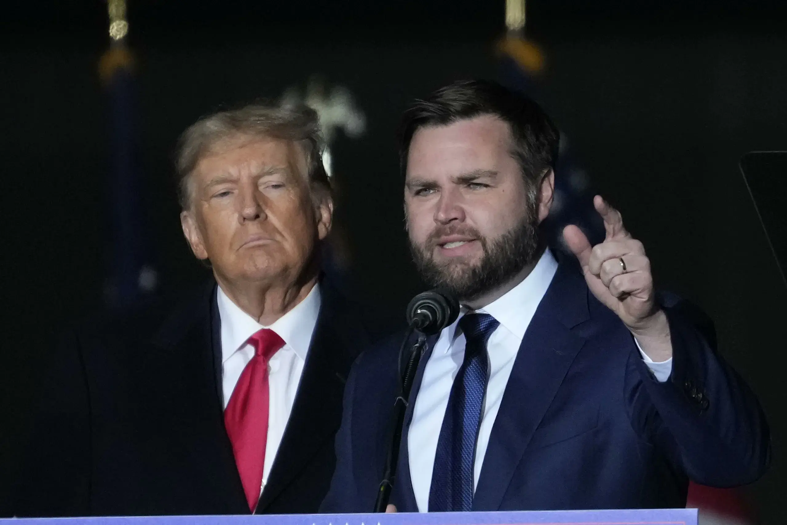 O futuro vice-presidente dos Estados Unidos, JD Vance, discursou ao lado de Donald Trump