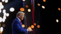 Trump, em evento patrocinado pelo grupo Turning Point USA, em Duluth, na Geórgia - 23/10/2024 | Foto: Carlos Barria/Reuters