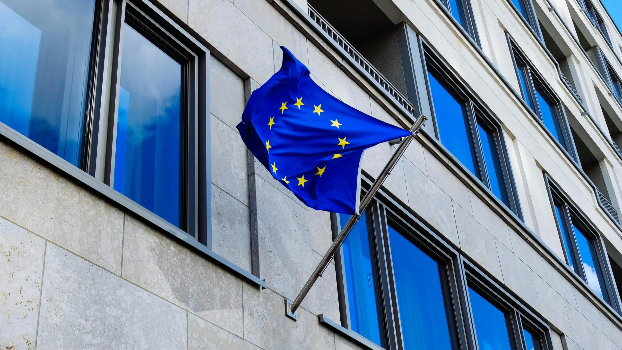 De acordo com a Comissão Europeia, tal vinculação ocorre sem o consentimento prévio dos usuários, o que configura vantagem injusta sobre concorrentes | Foto: Reprodução/Pexels