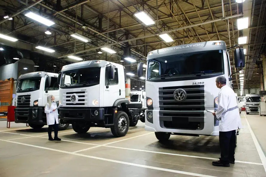 Aumento de produção de veículos pesados tem relação com demanda de prefeituras, especialmente na área de limpeza urbana | Foto: Divulgação/Volkswagen