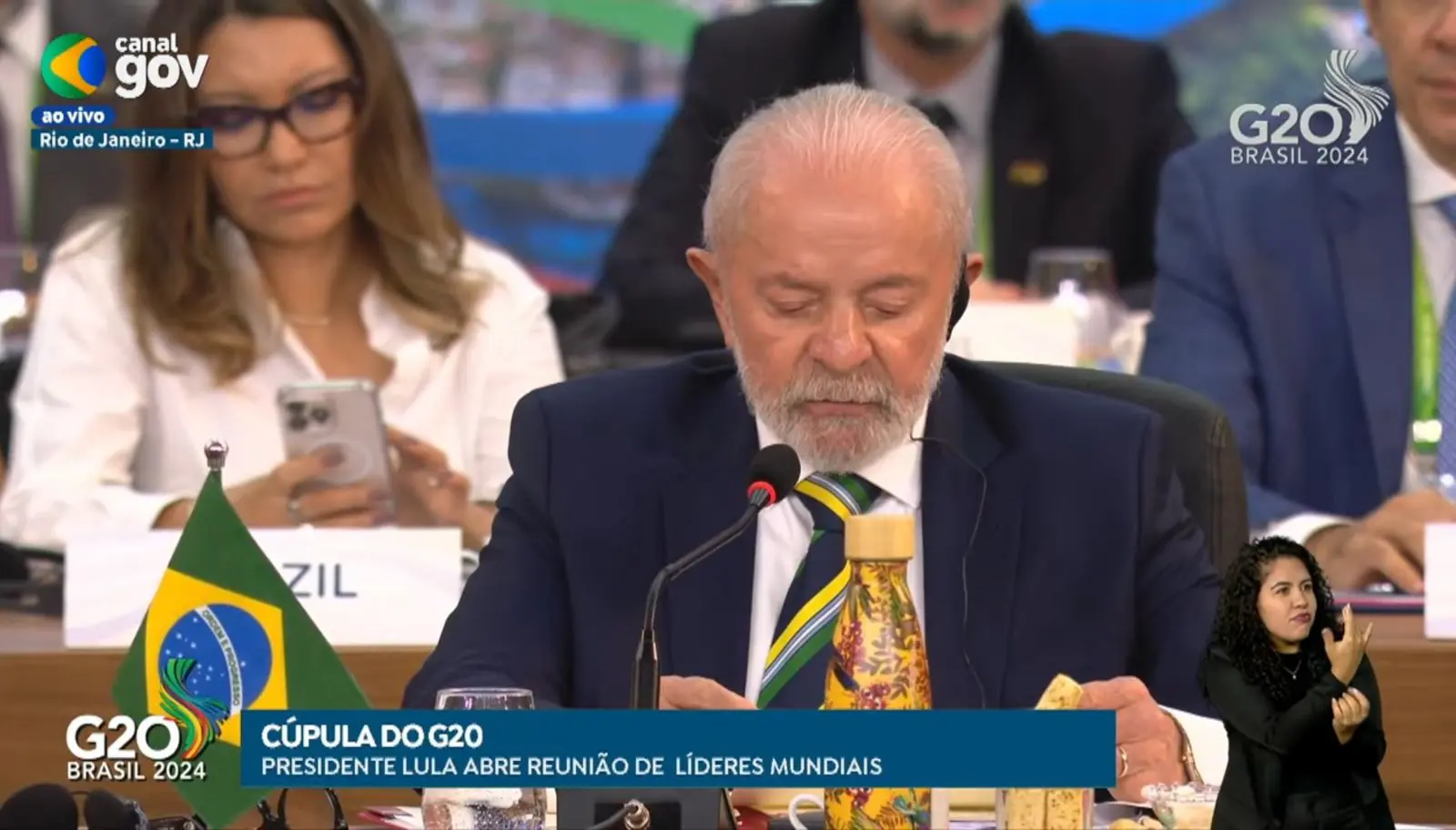 Janja digita no telefone durante discurso de Lula no G20 | Foto: Carlo Cauti - Revista Oeste