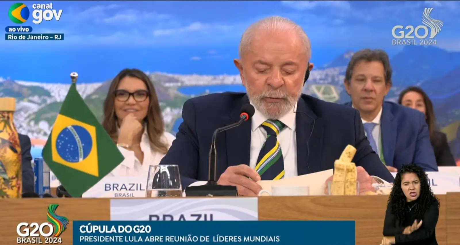 Janja digita no telefone durante discurso de Lula no G20 | Foto: Carlo Cauti - Revista Oeste