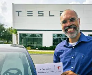 Allan dos Santos adquiriu veículo da Tesla, empresa de Elon Musk, para trabalhar nos EUA | Foto: Reprodução/Twitter/X