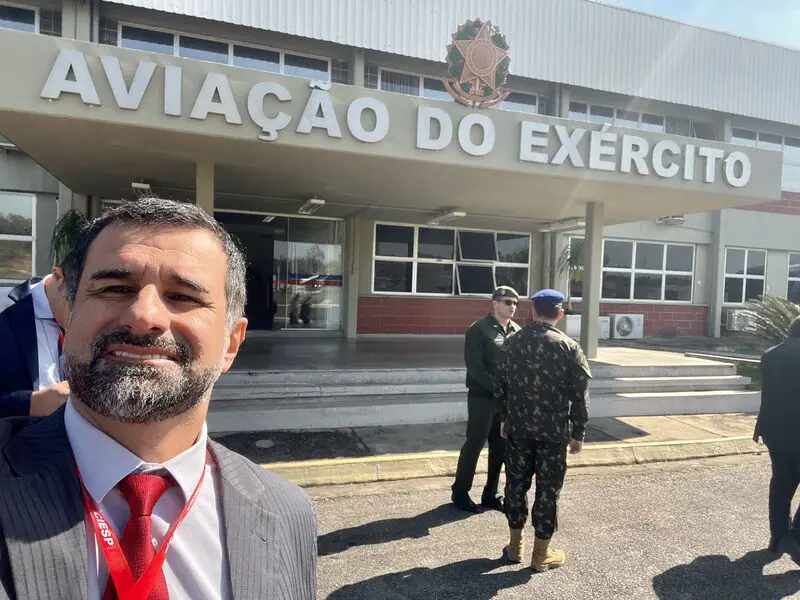AGU quer processar coronel da Escola de Guerra por mandar mensagens no WhatsApp