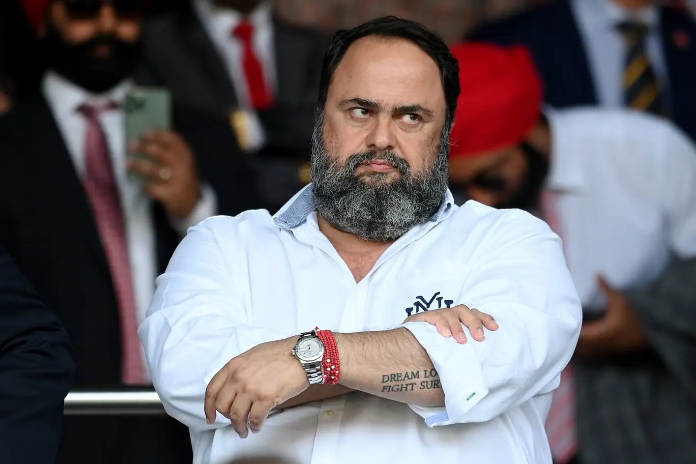 O empresário grego Evangelos Marinakis, dono do Nottingham Forest, da Inglaterra, do Olympiacos, da Grécia, e do Rio Ave, de Portugal: planos mais ousados com a possível liderança de Edu Gaspar | Foto: Reprodução/Redes sociais