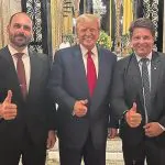 O deputado Eduardo Bolsonaro, o presidente Donald Trump e o deputado Mario Frias em Mar-a-Lago, na Flórida, em março | Foto: Reprodução/Instagram