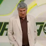 Foto do locutor esportivo Cléber Machado nos estúdios do SBT