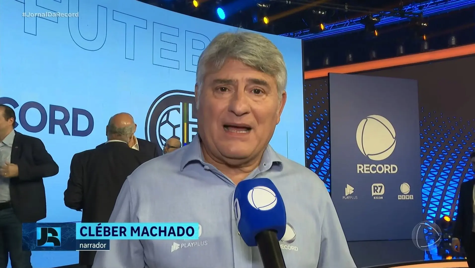 Foto de Cléber Machado dando entrevista para o Jornal da Record
