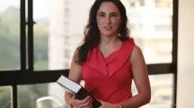 A professora de direito e pesquisadora da USP Érica Gorga: em analogia ao comportamento do judiciário, até mesmo autores de peças teatrais e romances poderiam ser presos | Foto: Reprodução/Redes sociais