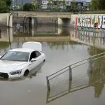 Carro fica isolado em rua inundada em Castelldefels, Barcelona, quando chuvas torrenciais atingiram a Catalunha | Foto: Reprodução/Redes sociais