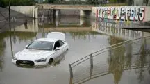 Carro fica isolado em rua inundada em Castelldefels, Barcelona, quando chuvas torrenciais atingiram a Catalunha | Foto: Reprodução/Redes sociais