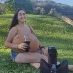 Thaynara Marcondes, de 21 anos, antes de se submeter à cirurgia que retirou 10 kg de mama: disfunção limitava a vida social e profissional da jovem | Foto: Reprodução/Redes sociais/Arquivo pessoal