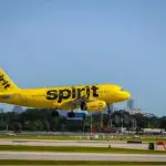 Avião da companhia aérea de baixo custo norte-americana Spirit Airlines: tiros na fuselagem e suspensão de voos por pelo menos 30 dias para o Haiti | Foto: Divulgação/Spirit Airlines