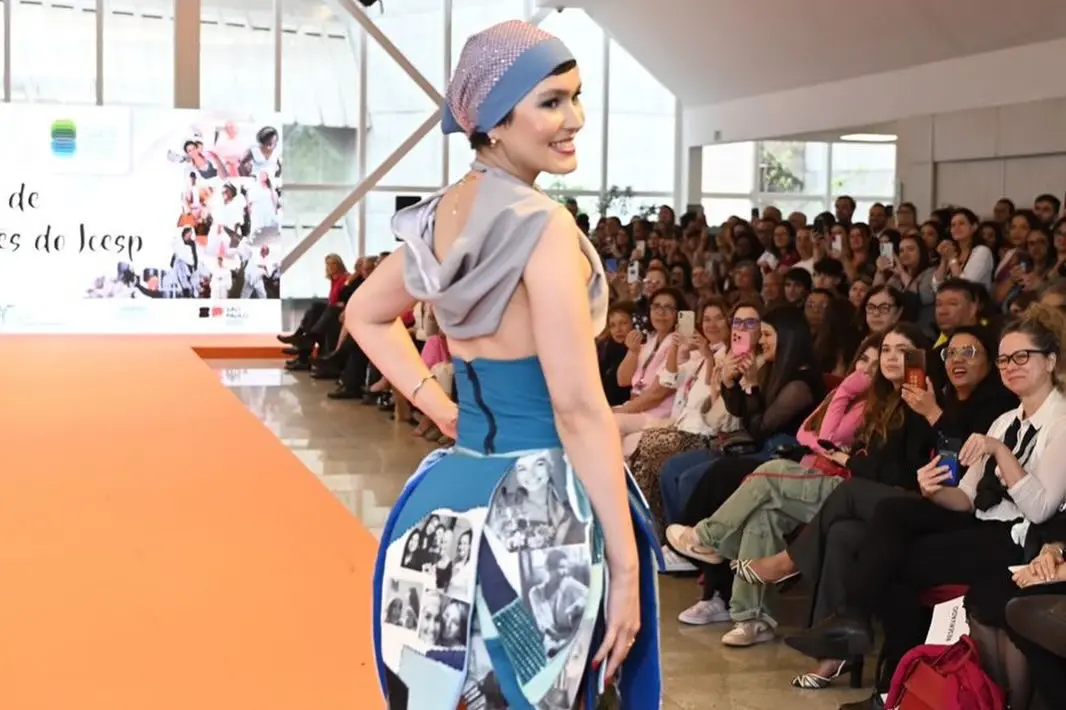 Moça posa para foto na passarela do desfile do Instituto do Câncer de São Paulo