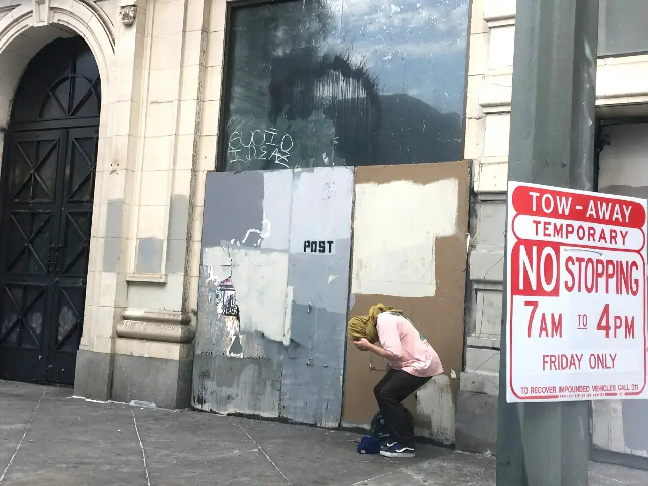 Dependente químico usando fentanil, uma droga nova, no distrito de Skid Row, na Califórnia. Eles cobrem o rosto para aumentar o efeito e permanecem nessa posição, paralisados pelo efeito da droga | Foto: Gabriel de Arruda Castro/Revista Oeste