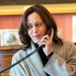 Kamala Harris fala ao telefone | Foto: Lawrence Jackson/Casa Branca