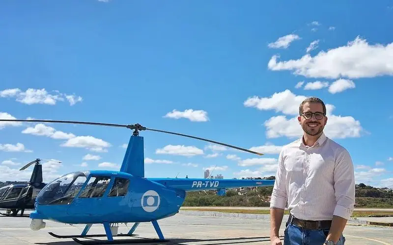 Foto do jornalista Lucas Franco ao lado do Globocop