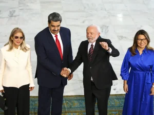 esqueO presidente Luiz Inácio Lula da Silva e a primeira-dama, Janja Lula da Silva, recebem o presidente da Venezuela, Nicolás Maduro, e sua esposa, Cilia Flores, no Palácio do Planalto | Foto: Marcelo Camargo/Agência Brasilrda