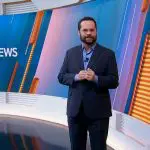 Foto de Marcelo Casagrande no estúdio do SBT News